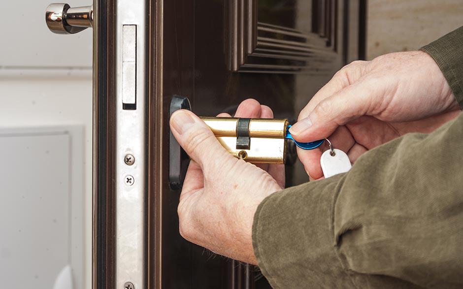 comment ouvrir une porte de chambre sans clé Muel Marseille